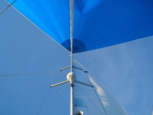 Blick in den Mast einer Segelyacht mit Spinnacker (Bavaria 44)